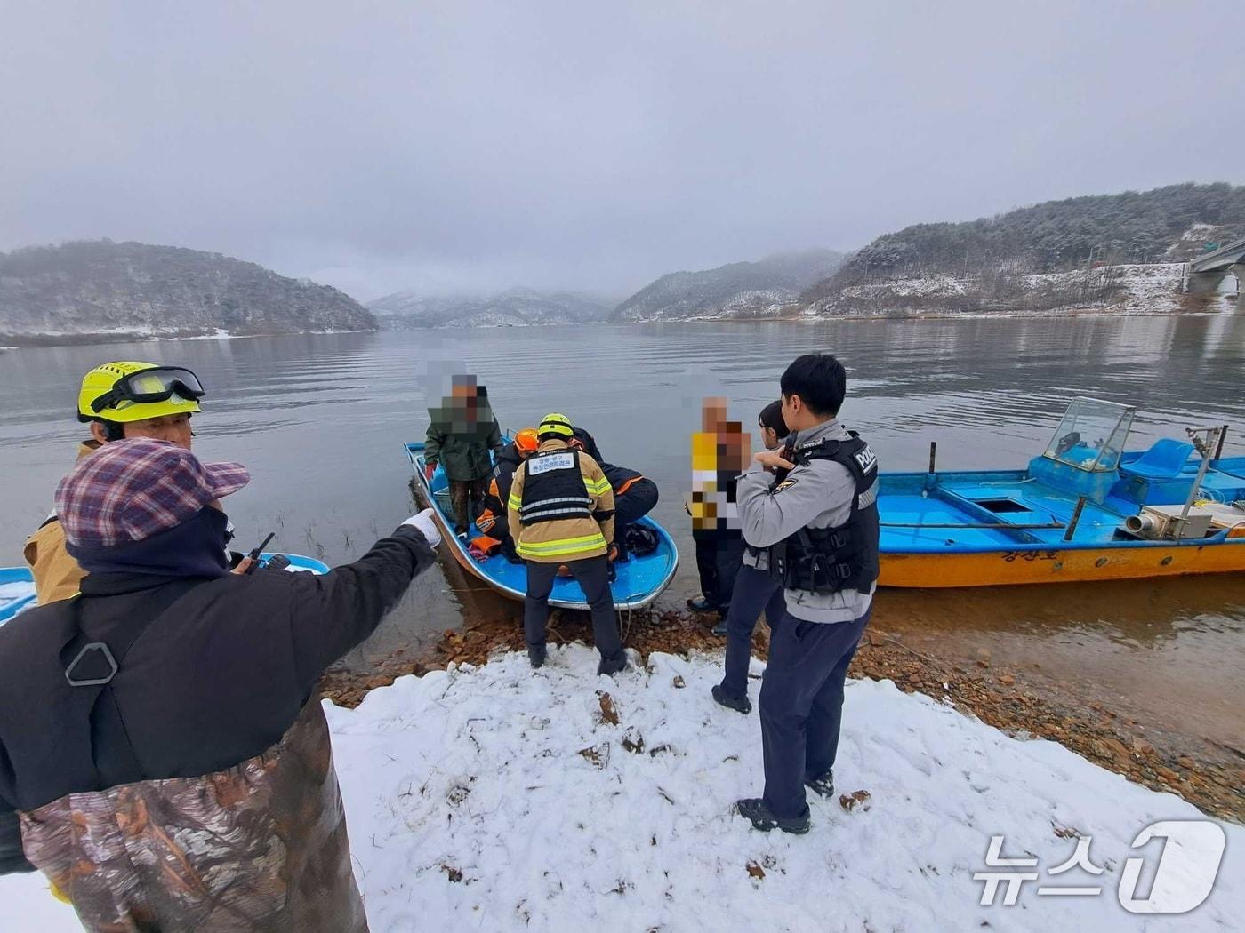 본문 이미지 - 강원 양구군 양구읍 공수리 공수대교 인근 선박 사고 현장.(강원도소방본부 제공, 재판매 및 DB금지)