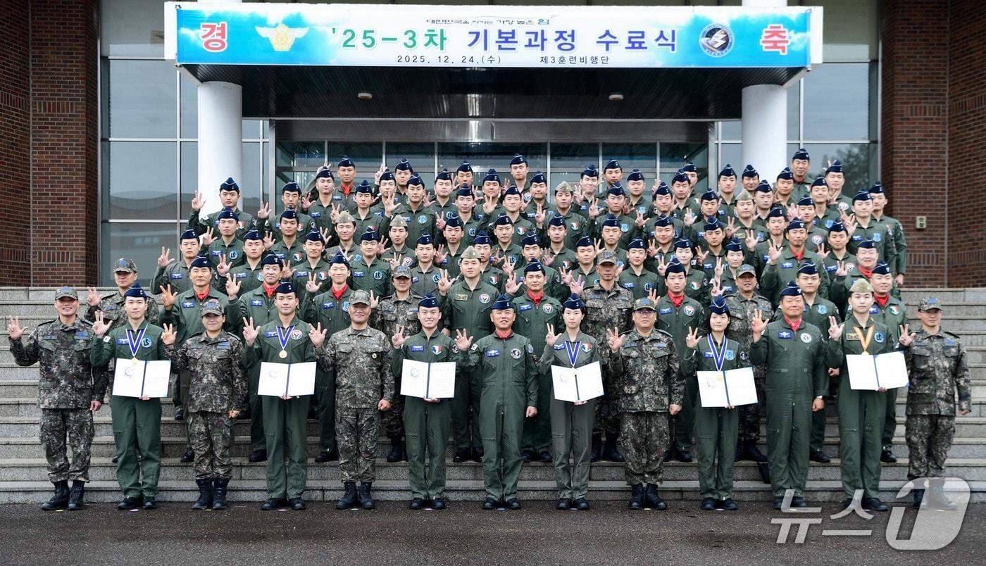 24일 공군 제3훈련비행단에서 열린 3차 비행교육 기본과정 수료식에서 학생 조종사들이 단체 기념사진을 촬영하고 있다.(제3훈비 제공. 재판매 및 DB금지)