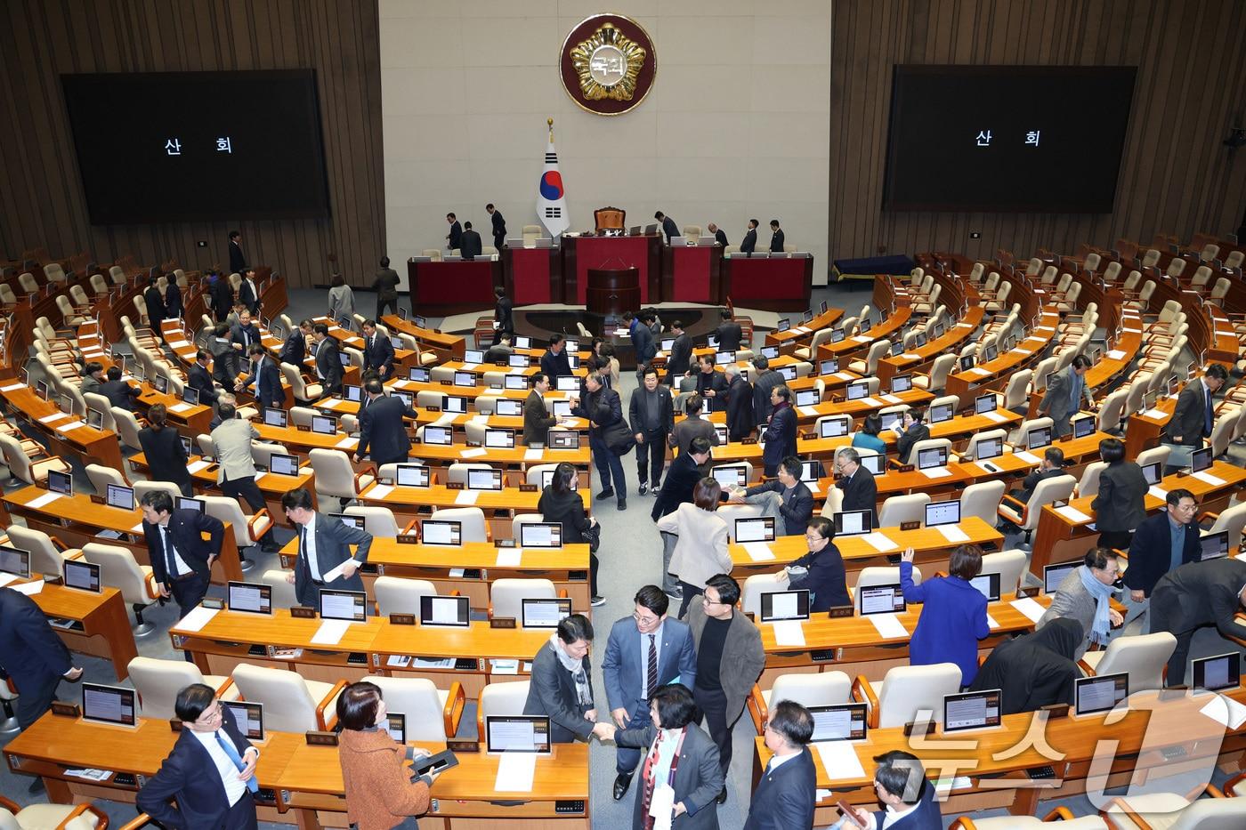 24일 서울 여의도 국회에서 열린 제430회국회(임시회) 제2차 본회의가 산회된 후 더불어민주당 의원들이 본회의장을 나서고 있다. 2025.12.24/뉴스1 ⓒ News1 신웅수 기자