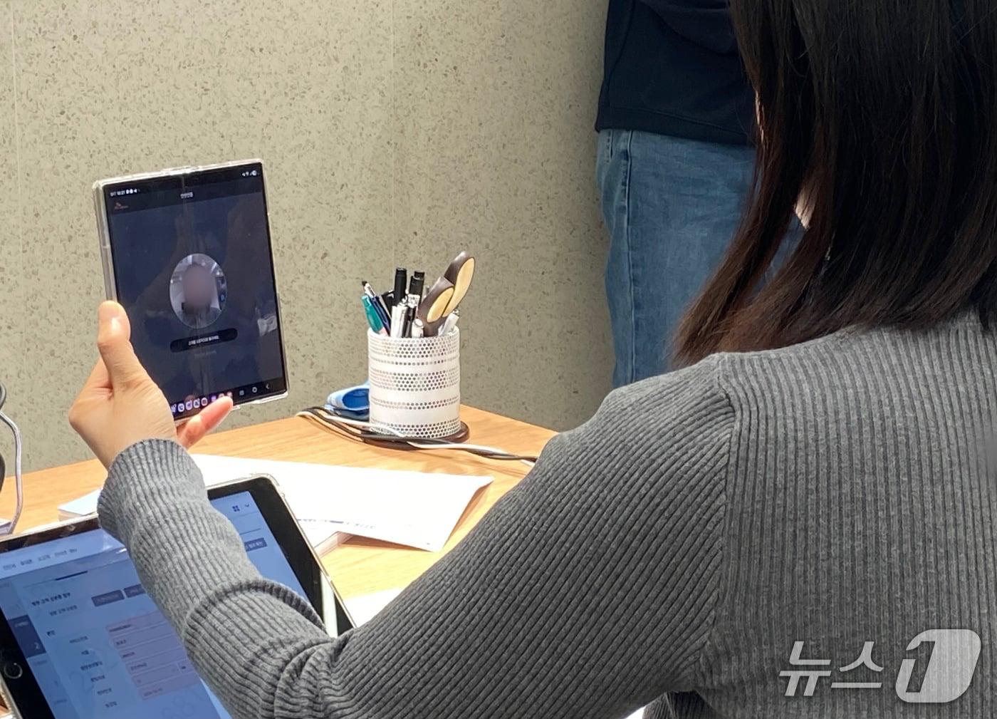 본문 이미지 - 휴대전화 개통 시 안면인증이 진행되는 모습. 2025.12.23/뉴스1 ⓒ News1 신은빈 기자