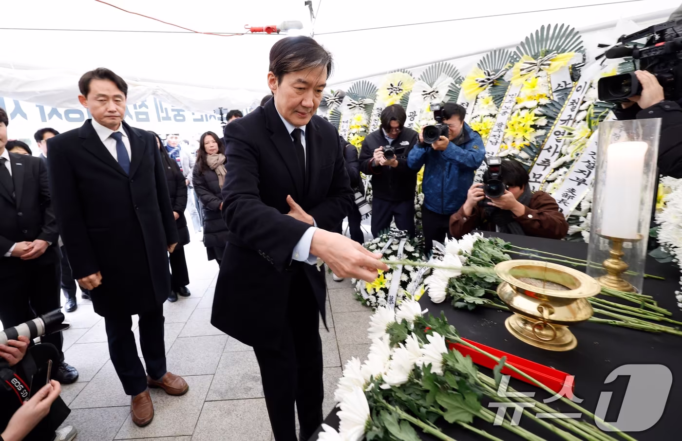 조국 조국혁신당 대표가 24일 광주 5.18민주광장에 마련된 광주대표도서관 붕괴 참사 희생자 시민분향소를 방문해 헌화 참배했다. 2025.12.24/뉴스1 ⓒ News1 김태성 기자
