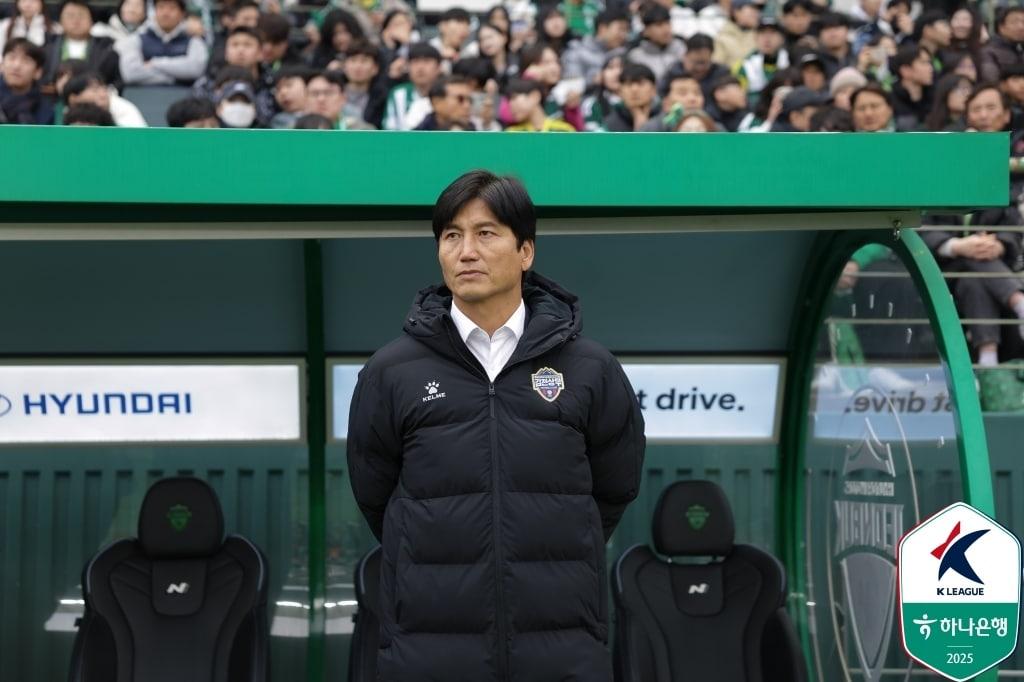 본문 이미지 - 김천 상무와 작별한 정정용 감독. (한국프로축구연맹 제공)