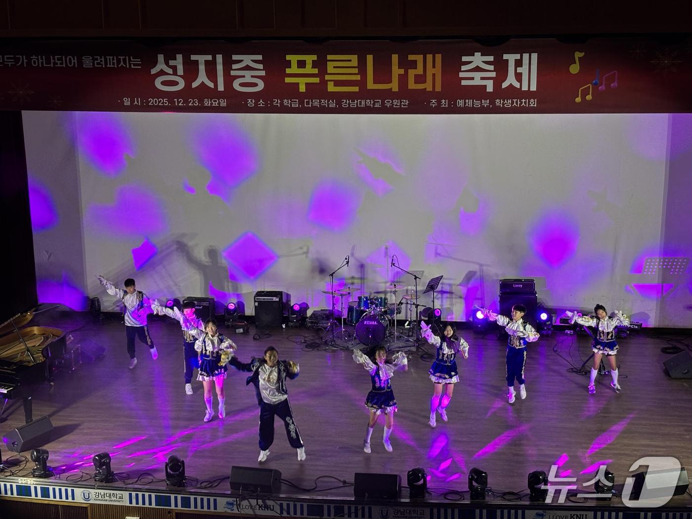 본문 이미지 - 성지중 김성태 교장(가운데)과 치어리딩 동아리 학생들이 공연을 펼치고 있는 모습.(성지중 제공)