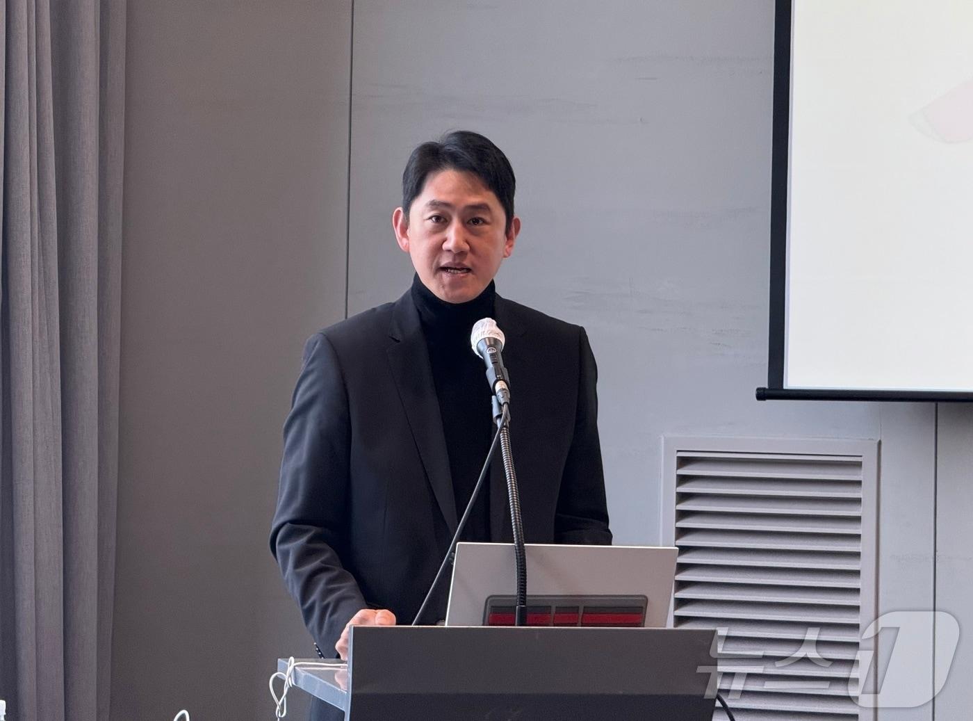 본문 이미지 - 24일 서울 용산구 서울드래곤시티에서 열린 간담회에서 인사말을 발표하는 이철웅 놀유니버스 대표 ⓒ News1 윤슬빈 관광전문기자