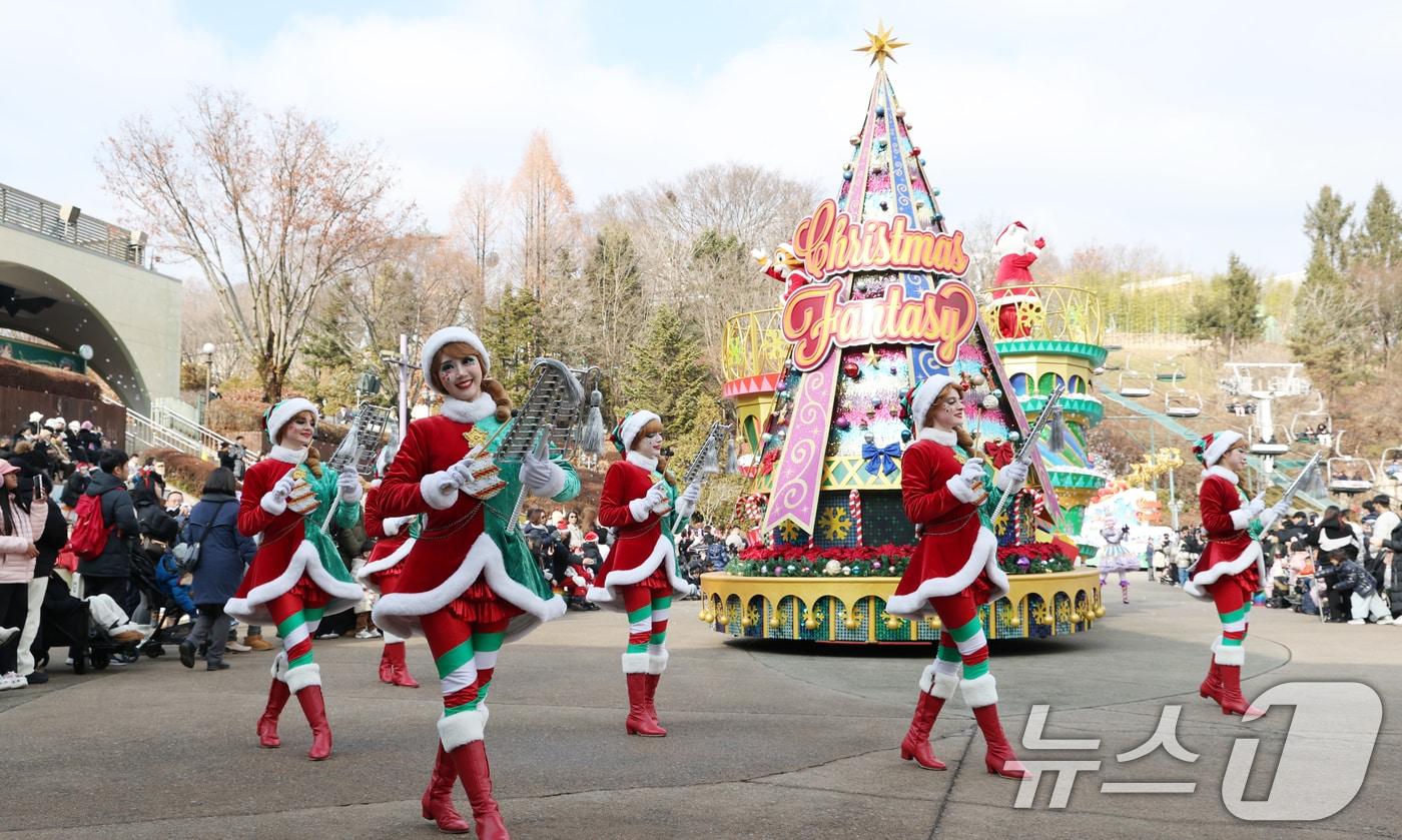 크리스마스를 하루 앞둔 24일 경기 용인시 처인구 에버랜드에서 크리스마스 판타지 '블링블링 X-Mas 퍼레이드' 공연을 하고 있다. 2025.12.24/뉴스1 ⓒ News1 김영운 기자