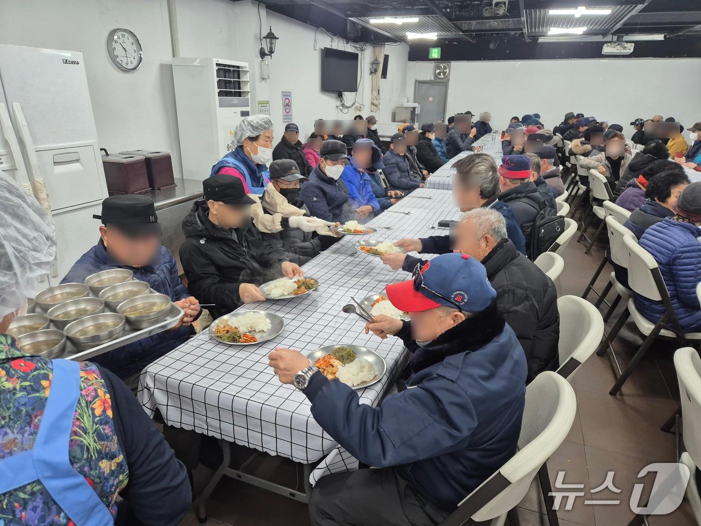본문 이미지 - 24일 오전 10시께 울산 중구 '밥퍼'에서 봉사자들이 배식하고 있다.2025.12.24/뉴스1ⓒ 뉴스1 박정현 기자