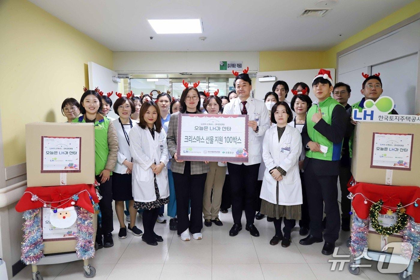 경상국립대학교병원이 24일 성탄절을 맞이 소아병동에 입원 중인 환아에게 선물을 전달하고 있다(병원 제공. 재판매 및 DB금지).