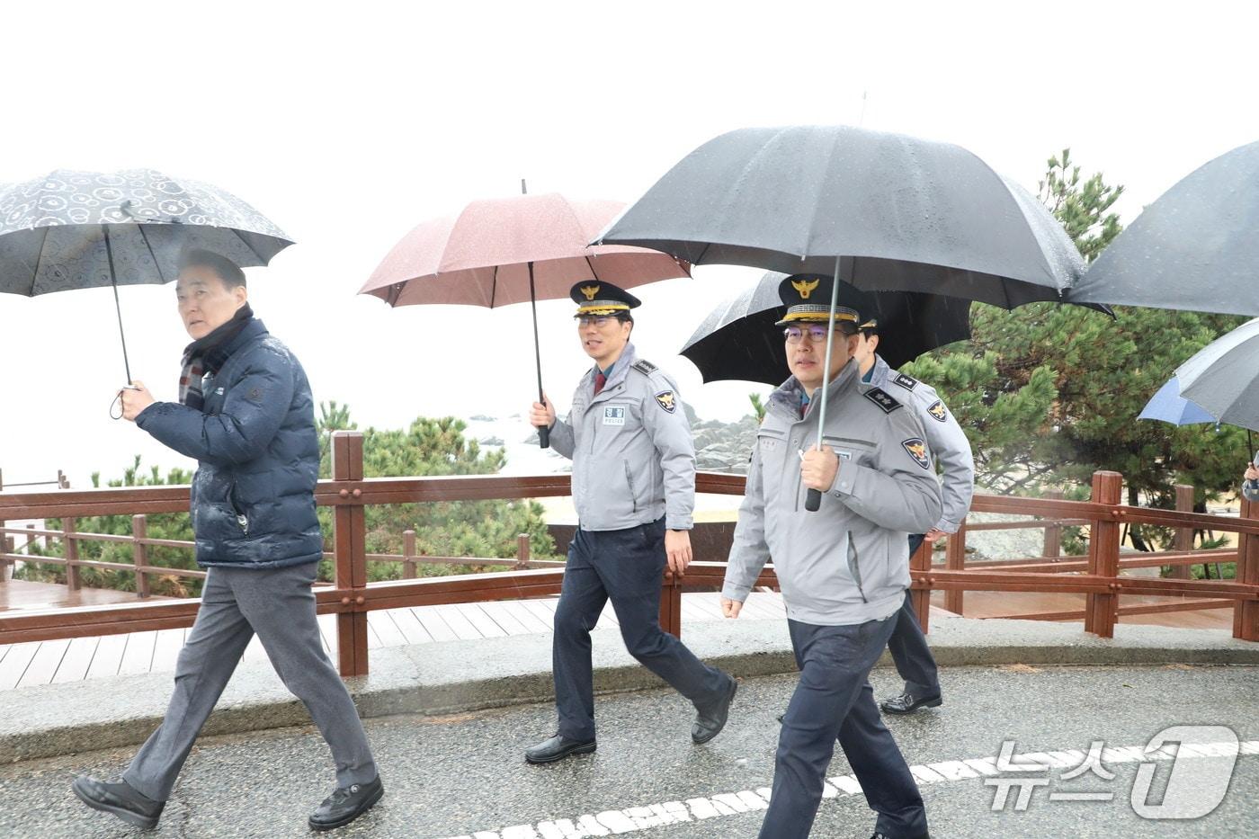 유윤종 울산경찰청장이 24일 울주군 간절곶 일원 해맞이 행사 대비 사전 현장점검을 실시했다.(울산경찰청 제공. 재판매 및 DB금지)/뉴스1
