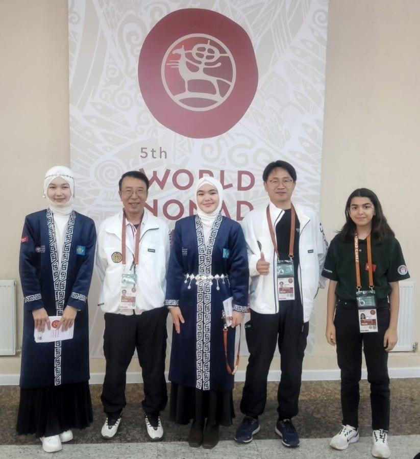 본문 이미지 -  대한노마드스포츠협회 서진영회장(왼쪽 네번째)는 2025년 11월 중앙아시아 키르기스스탄 월드노마드게임즈 국제사무국과 ‘대한민국 공식 대표 지정 협약’을 체결했다.  (월드노마드게임즈 제공)     