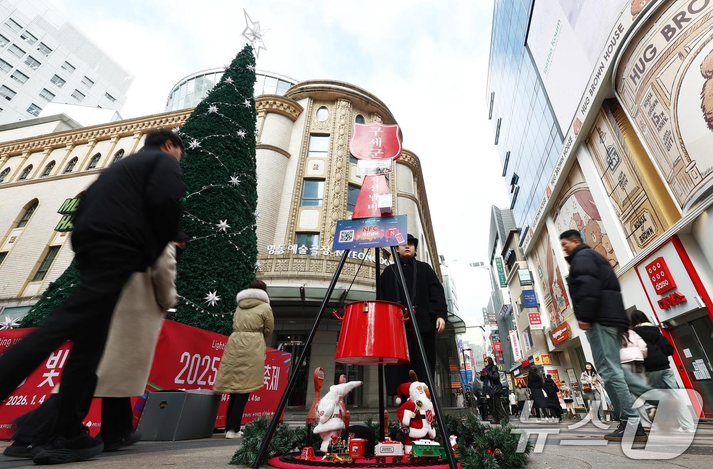 크리스마스이브인 24일 오후 서울 중구 명동거리에 구세군 자선냄비가 놓여 있다. 2025.12.24/뉴스1 ⓒ News1 김민지 기자