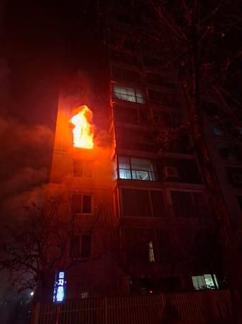 본문 이미지 - 24일 새벽 서울시 송파부 방이동의 한 아파트의 화재 발생 당시 사진.(송파소방서 제공)
