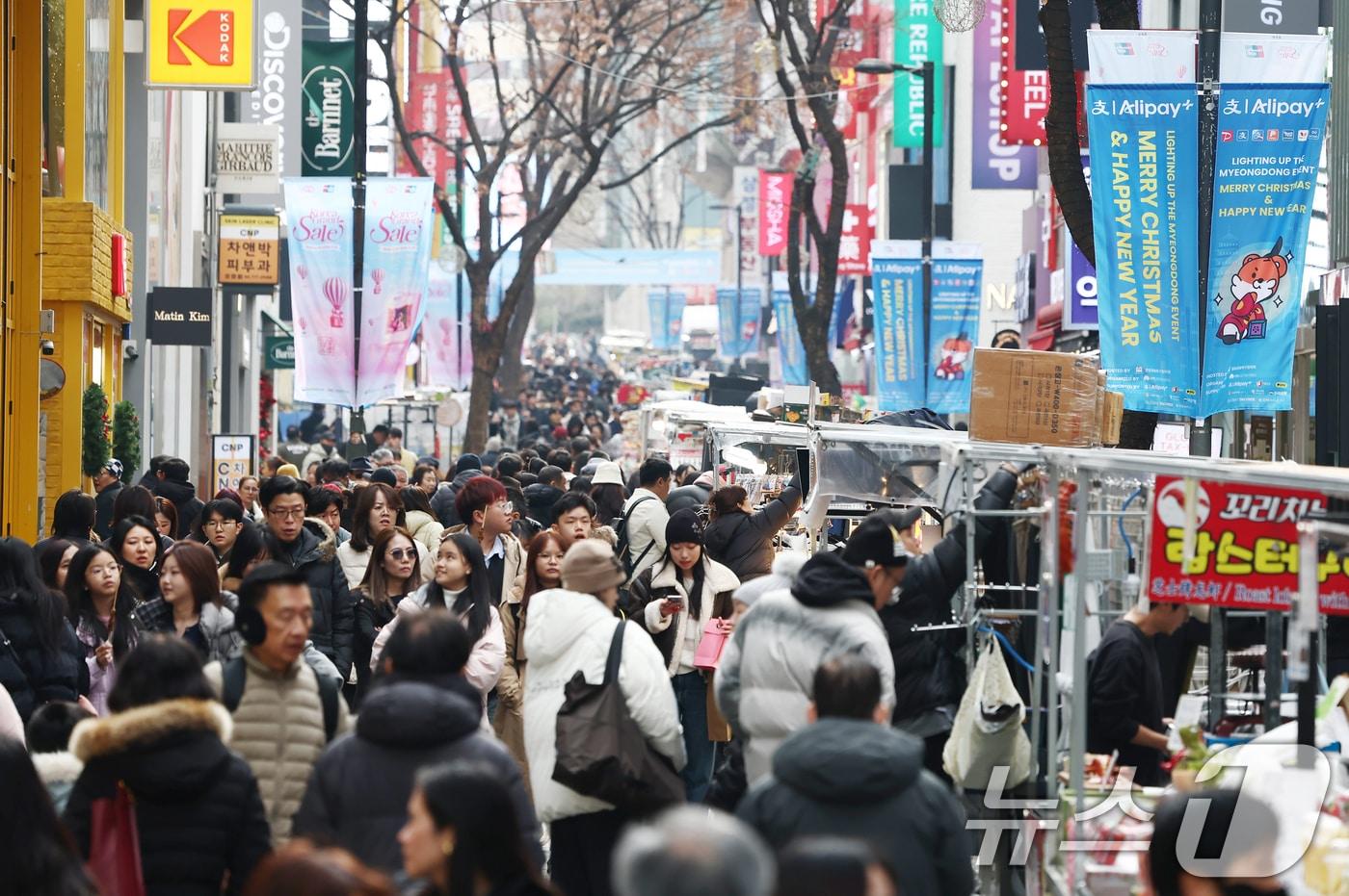 크리스마스 이브인 24일 오후 서울 중구 명동거리가 시민과 외국인 관광객들로 붐비고 있다. 2025.12.24/뉴스1 ⓒ News1 김민지 기자