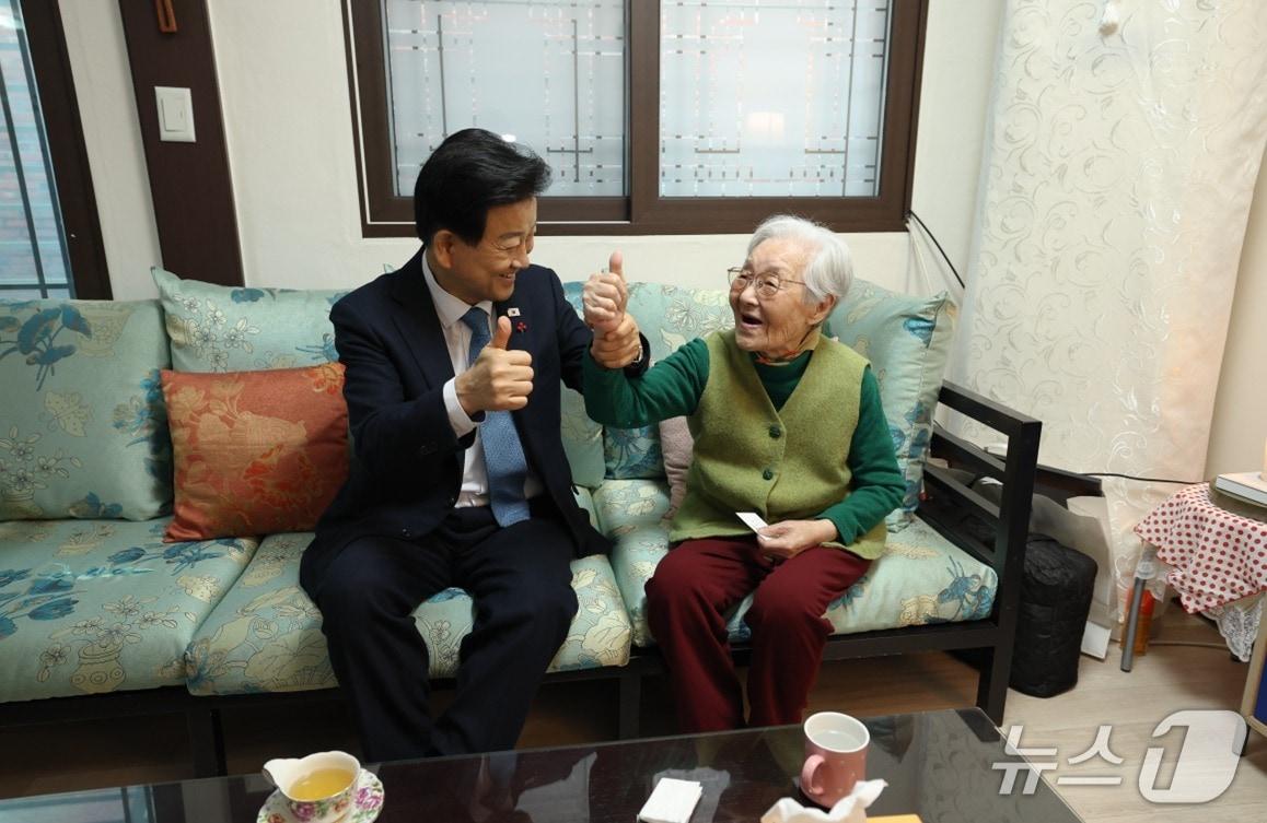 본문 이미지 - 정동영 통일부 장관이 24일 서울 은평구에 거주 중인 이산가족 김봉환 씨(105)의 가정을 직접 방문해 위로의 뜻을 전했다.(통일부 제공).