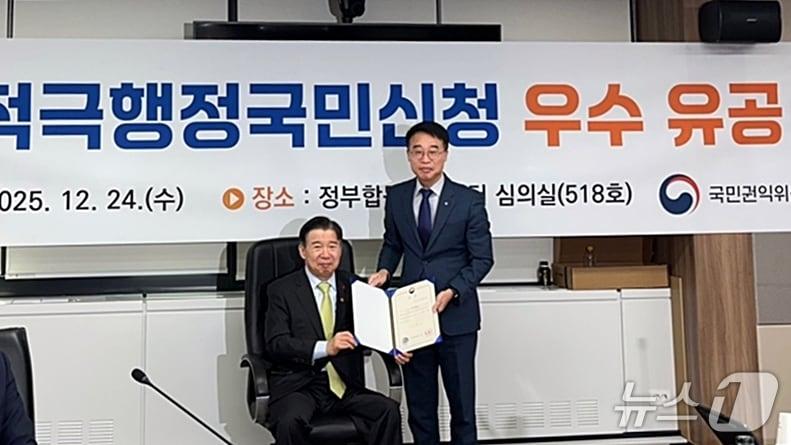 본문 이미지 - 한국도로교통공단이 적극행정국민신청 우수 유공 시상식에서 적극 행정 우수기관으로 선정돼 국민권익위원장상을 받있다.(한국도로교통공단 제공. 재판매 및 DB금지)/뉴스1