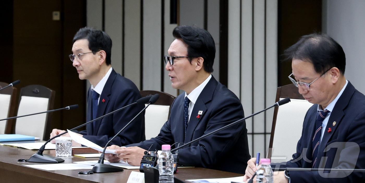 김민석 국무총리가 지난해 12월 24일 세종시 정부세종청사에서 열린 자살예방 관계장관회의를 주재하는 모습. 2025.12.24/뉴스1 ⓒ News1 김기남 기자