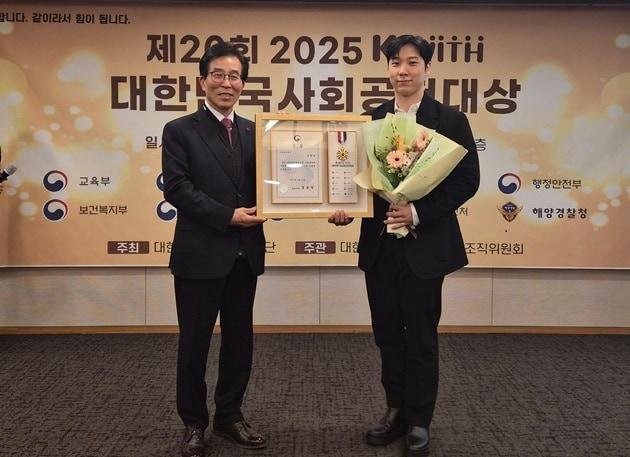 본문 이미지 - 고윤환 전 문경시장(왼쪽), 퀀텀리포트 김현욱 대표(오른쪽) / 사진=퀀텀리포트 제공