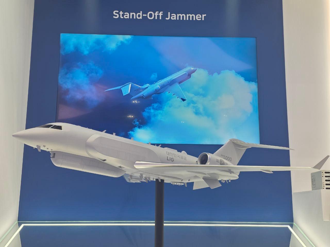 본문 이미지 - LIG넥스원의 한국형 전자전기 모형. (LIG넥스원 제공)