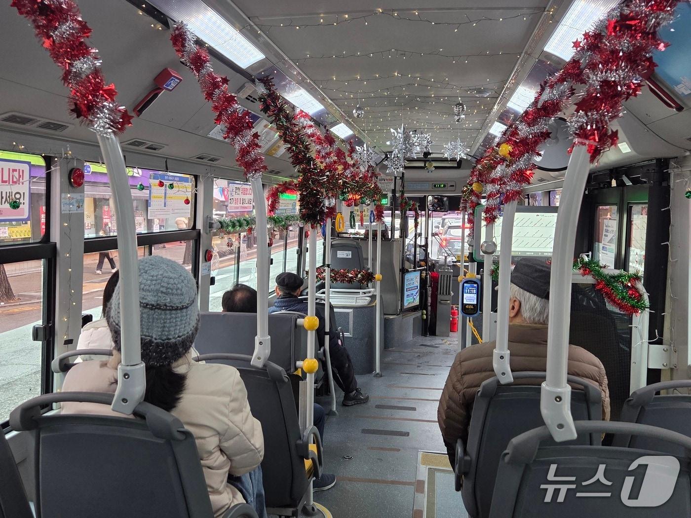 본문 이미지 - 전북의 한 버스회사가 운행하는 산타버스. 2025.12.24/뉴스1 문채연 기자