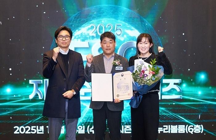 본문 이미지 - HDC랩스 리얼티본부장 양인배 상무(가운데)가 임직원들과 함께 ‘2025 ESG 자원순환 어워즈’에서 환경부 장관상 수상 기념촬영을 하고 있다. 사진=HDC랩스 제공