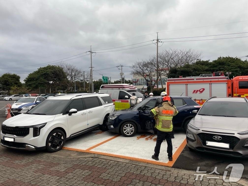 본문 이미지 - 24일 오후 1시 43분쯤 제주시 조천읍 조천도서관 주차장에서 60대 A 씨가 운전하던 차량이 주차된 차량 2대를 잇따라 들이받았다는 신고가 접수됐다.(제주도 소방안전본부 제공. 재판매 및 DB 금지)/뉴스1