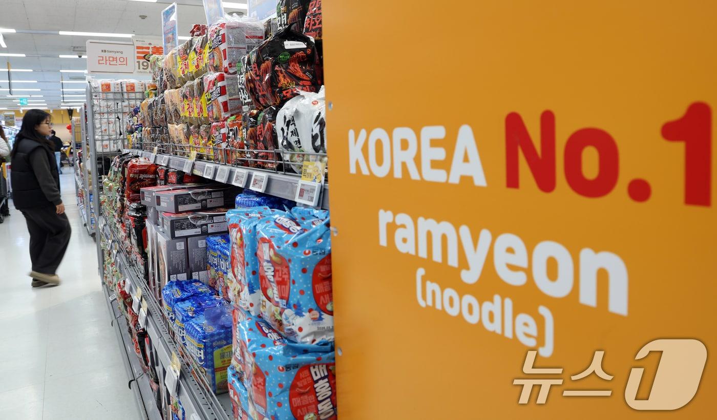 본문 이미지 -  사진은 서울 한 대형마트 라면 진열대 모습. 2025.12.24/뉴스1 ⓒ News1 김명섭 기자