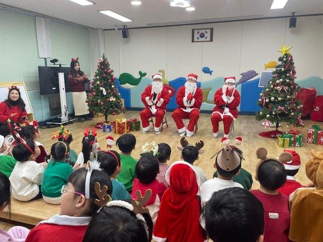본문 이미지 - 찾아가는 산타 이벤트.(충북교육청 제공. 재판매 및 DB금지0/뉴스1