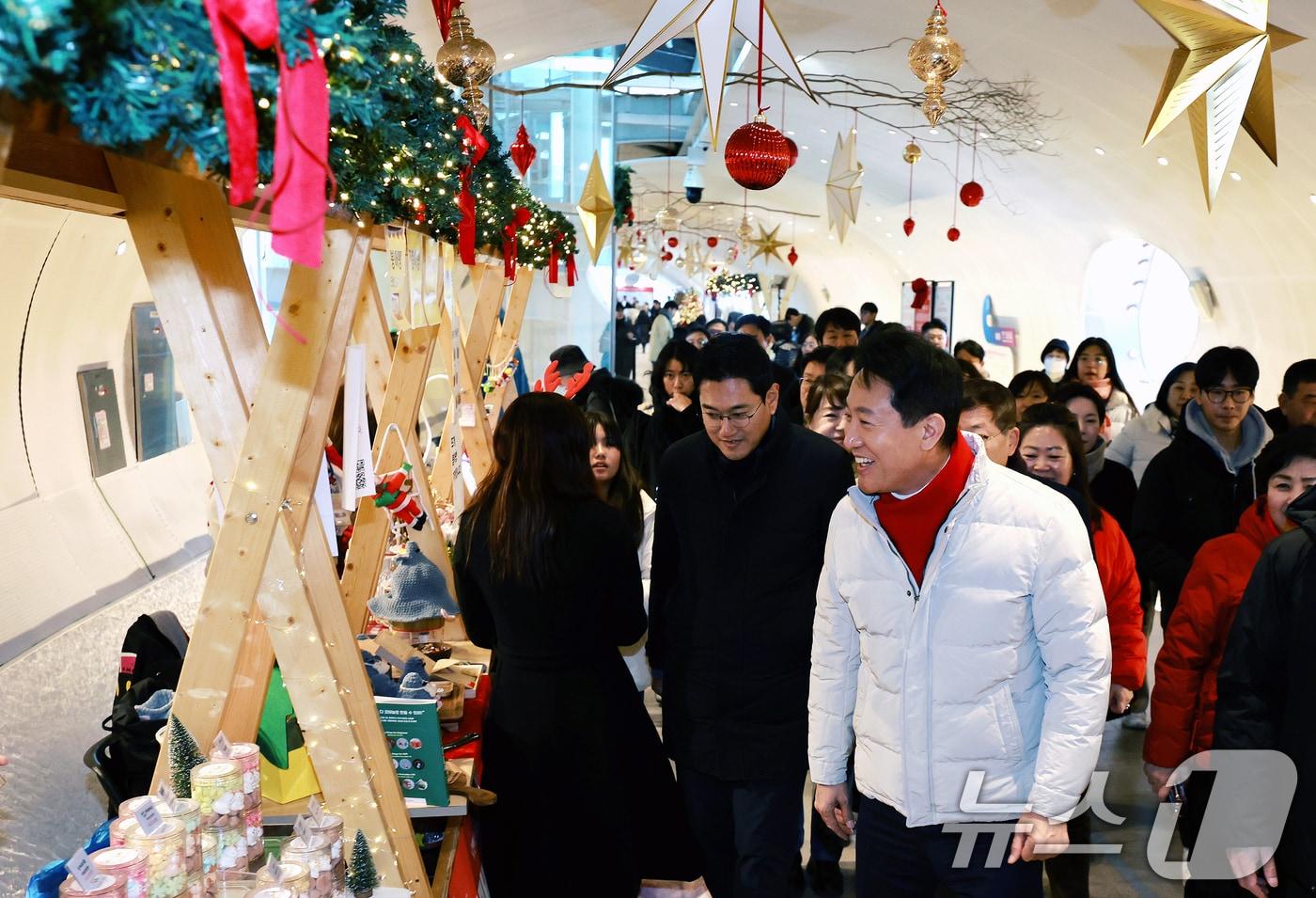 오세훈 서울시장이 크리스마스 이브를 맞이한 24일 서울 광진구 뚝섬한강공원 자벌레 ‘한강 플플’에 현장방문을 하고 있다. 2025.12.24/뉴스1 ⓒ News1 이호윤 기자