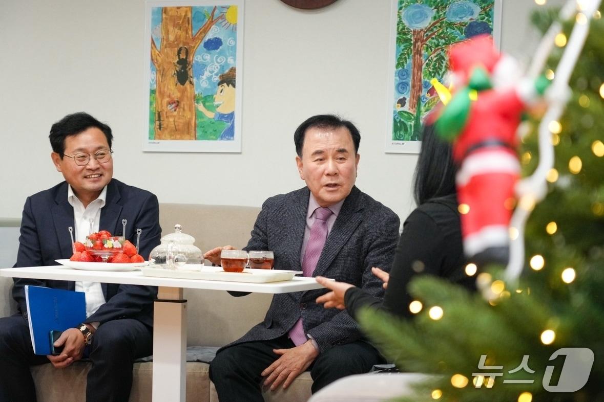 본문 이미지 -  김지철 충남교육감이 도내 사회복지시설을 방문해 종사자들을 격려하고 있다. (충남교육청 제공, 재판매 및 DB금지) / 뉴스1