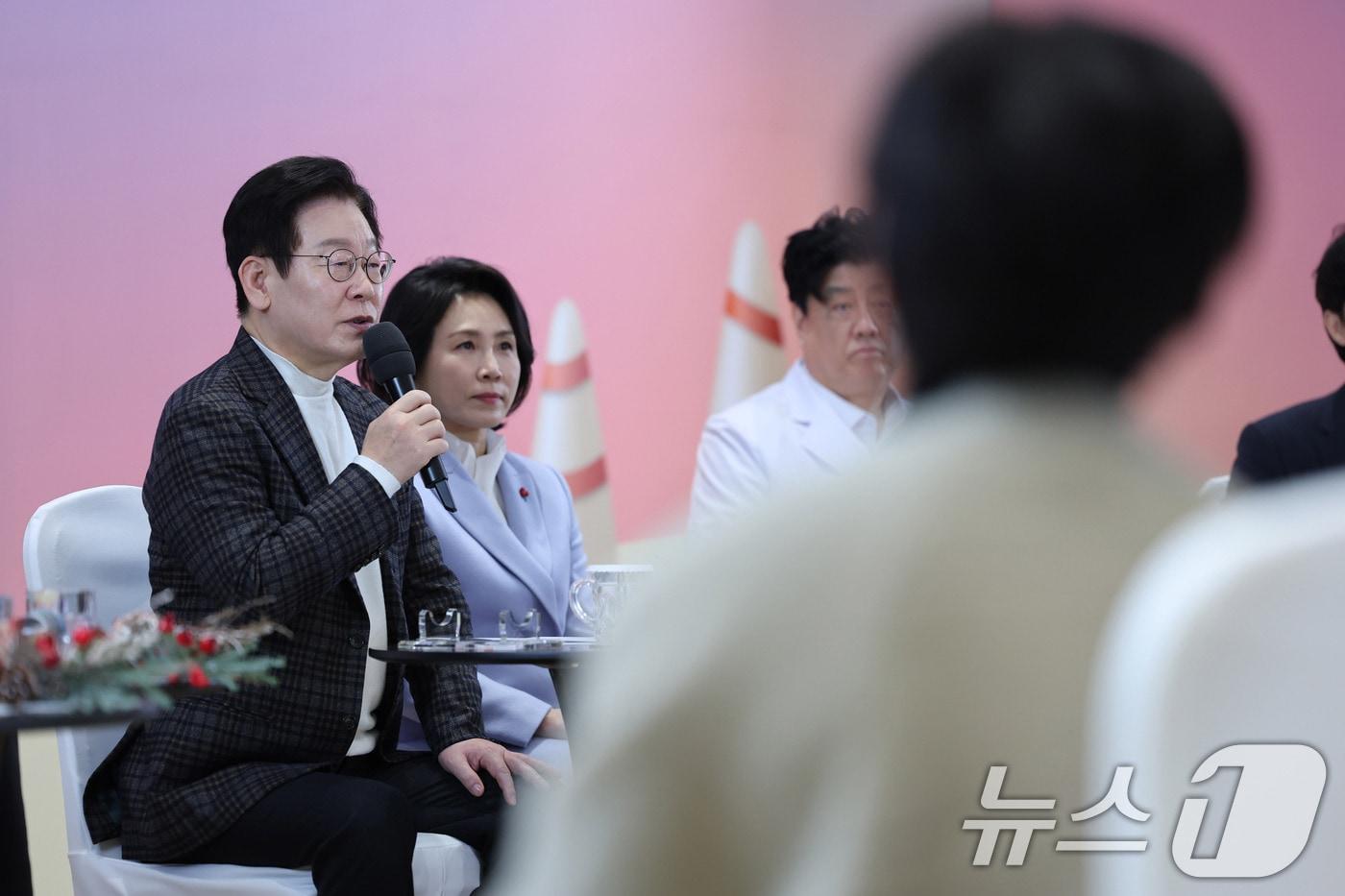 본문 이미지 - 이재명 대통령이 지난해 12월 24일 서울 서대문구 신촌세브란스 연세암병원에서 열린 희귀질환 환우·가족 현장소통에서 인사말을 하고 있다. 2025.12.24/뉴스1 ⓒ News1 이재명 기자