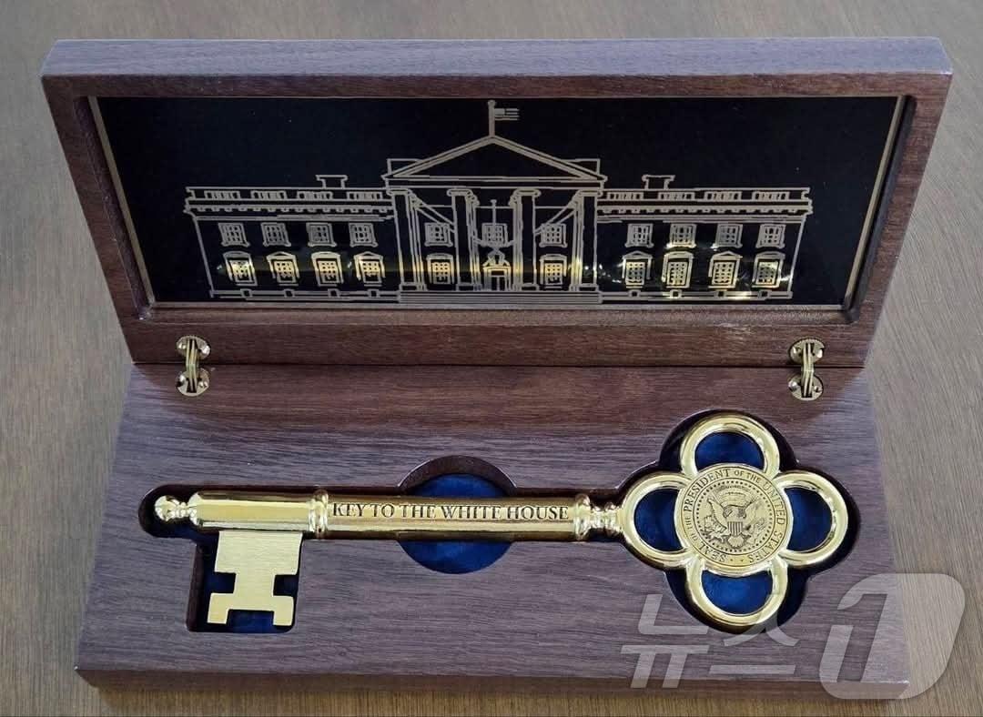 본문 이미지 - 도널드 트럼프 대통령이 이재명 대통령에게 선물한 '백악관 황금열쇠'.(강훈식 대통령비서실장 페이스북) ⓒ News1 한재준 기자