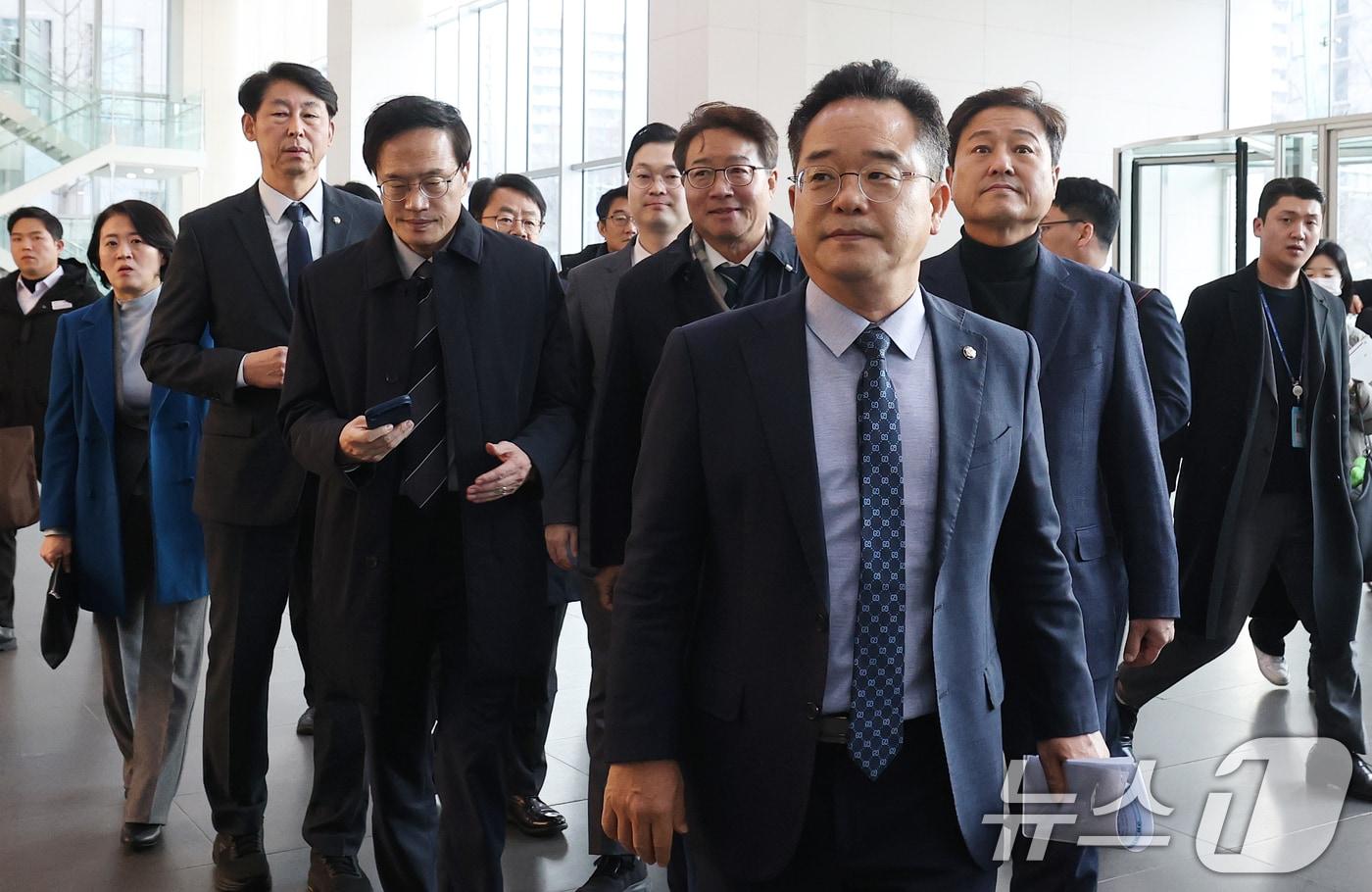 더불어민주당 을지로위원회 민병덕 위원장과 소속 의원들이 24일 오후 3370만 건의 개인정보 유출사고가 발생한 서울 송파구 쿠팡 본사를 항의 방문해 경영진 면담을 위해 이동하고 있다. 2025.12.24/뉴스1 ⓒ News1 오대일 기자