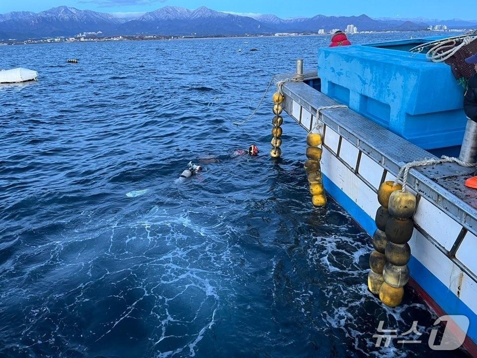 본문 이미지 - 강원 속초 해상서 부유물에 감긴 어선 구조하는 속초해경들.(속초해경 제공, 재판매 및 DB금지)