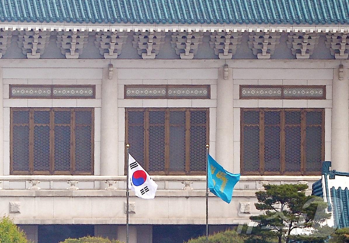 본문 이미지 - 대통령 집무실이 청와대로 공식 이전함에 따라 오는 29일부터 봉황기가 청와대에 게양된다. 대통령실은 24일 언론 공지를 통해 "봉황기가 29일 0시 용산 대통령실에서 하기됨과 동시에 청와대에 게양된다＂고 밝혔다. 대통령실 공식 명칭도 봉황기 게양에 맞춰 청와대로 변경된다. 사진은 지난 2017년 6월9일 청와대에 걸린 봉황기 모습. (뉴스1 DB) 2025.12.24/뉴스1 ⓒ News1 김진환 기자