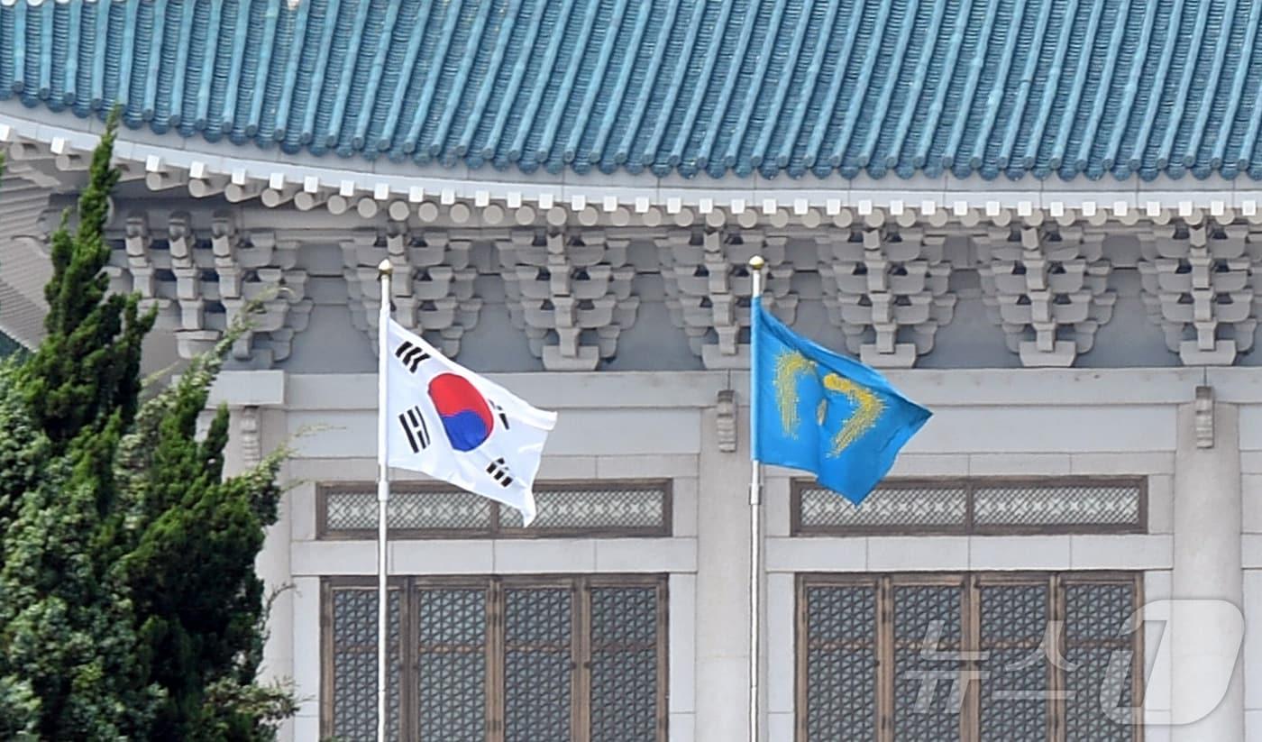 대통령 집무실이 청와대로 공식 이전함에 따라 오는 29일부터 봉황기가 청와대에 게양된다. 대통령실은 24일 언론 공지를 통해 "봉황기가 29일 0시 용산 대통령실에서 하기됨과 동시에 청와대에 게양된다＂고 밝혔다. 대통령실 공식 명칭도 봉황기 게양에 맞춰 청와대로 변경된다. (뉴스1 DB) 2025.12.24/뉴스1 ⓒ News1 김진환 기자