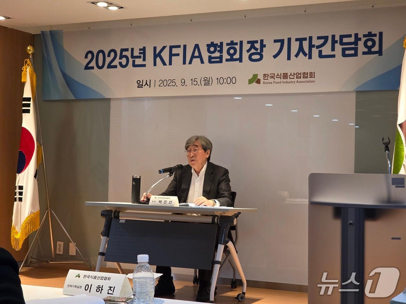 본문 이미지 - 박진선 한국식품산업협회 회장이 지난 15일 기자간담회를 하고 있다. ⓒ News1 이형진 기자