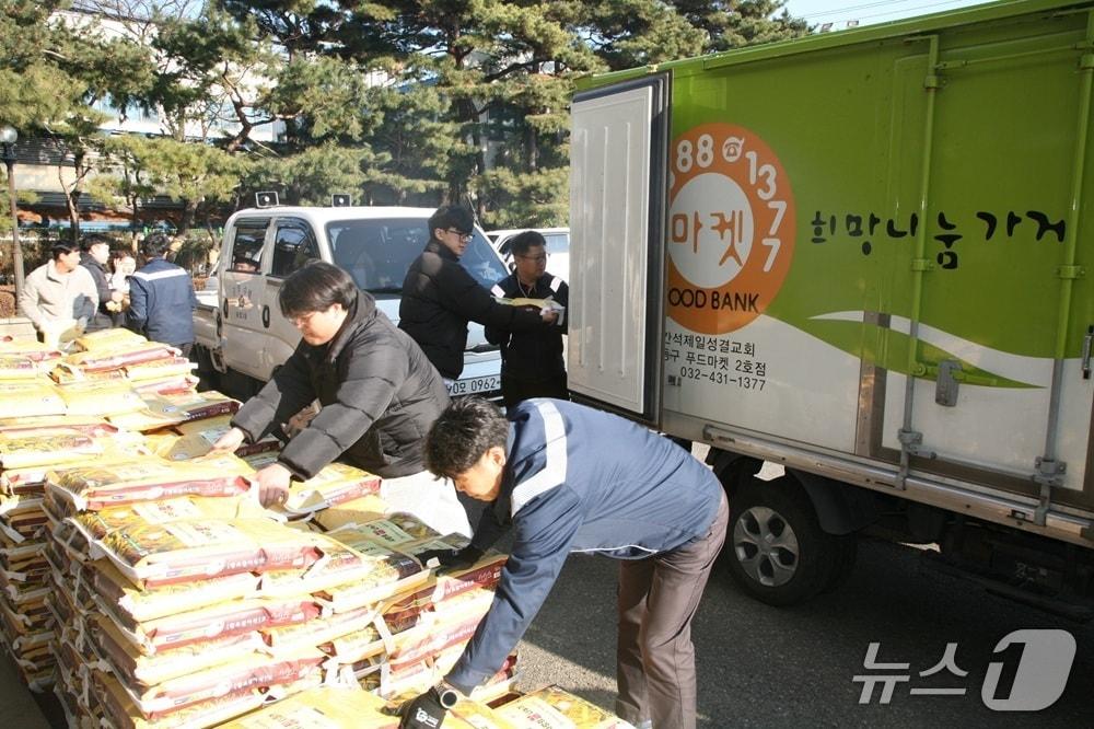본문 이미지 - 현대제철 인천공장이 '사랑의 쌀 나누기 행사'를 통해 지역사회에 쌀을 전달하고 있다. (현대제철 제공.재판매 및 DB금지)