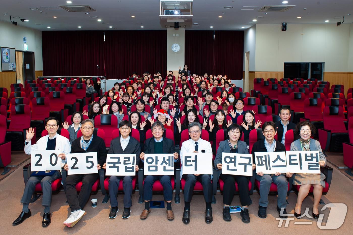 양한광 국림암센터 원장(왼쪽에서 네번째)가 암센터 관계자들과 기념 촬영을 하고있다(국림암센터 제공)