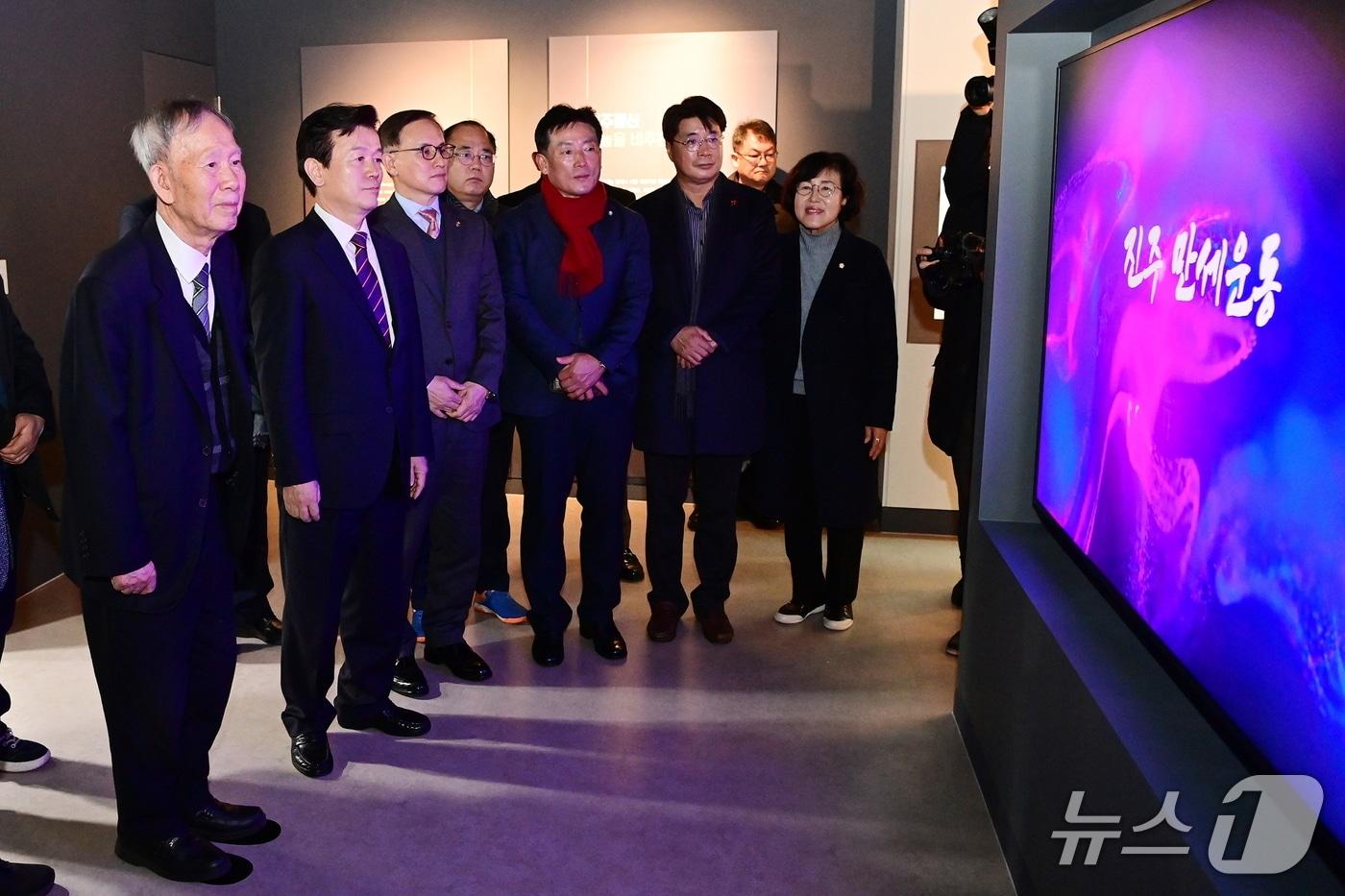 김장하 선생(왼쪽 첫 번째)이 24일 '진주 남성당 교육관' 개관식에서 영상물을 시청하고 있다(진주시 제공. 재판매 및 DB금지). 2025.12.24