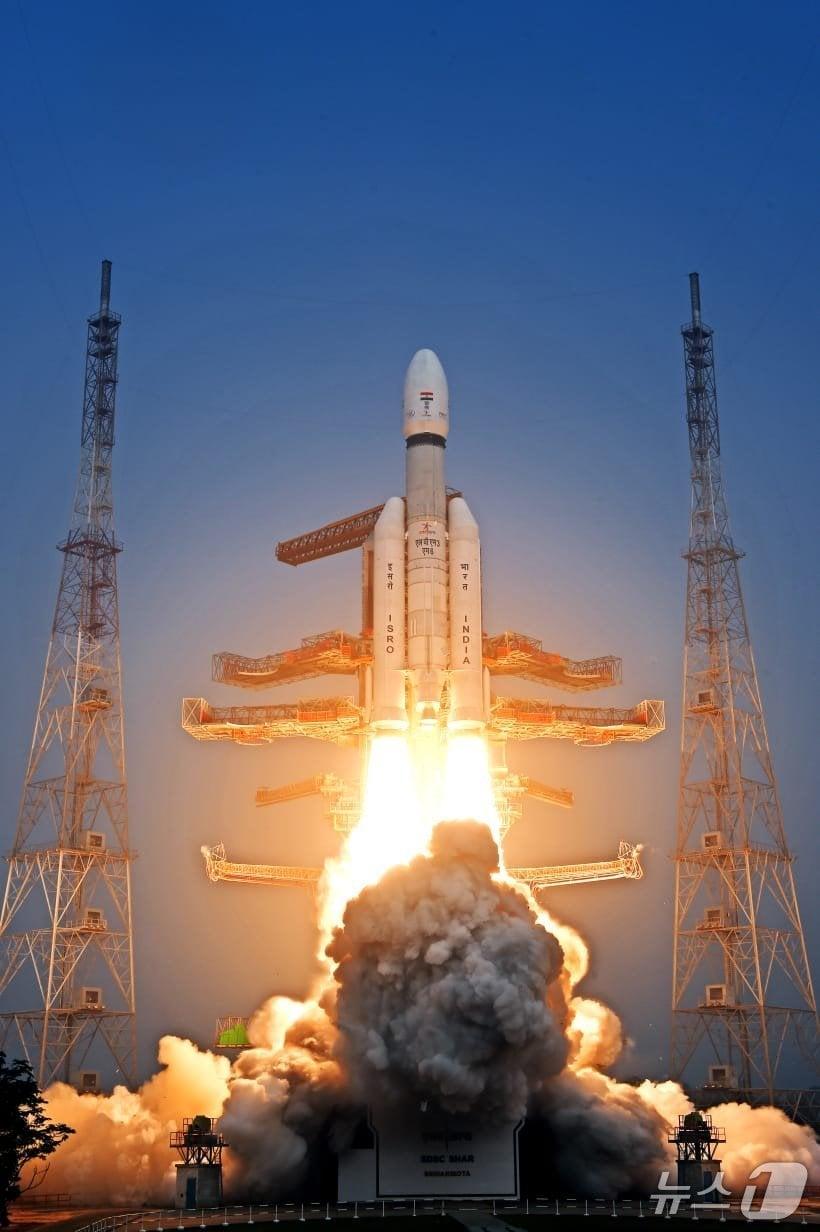 본문 이미지 - LVM3 로켓의 발사 모습 (출처=나렌드라 모디 인도 총리 소셜미디어 엑스(X) 계정)