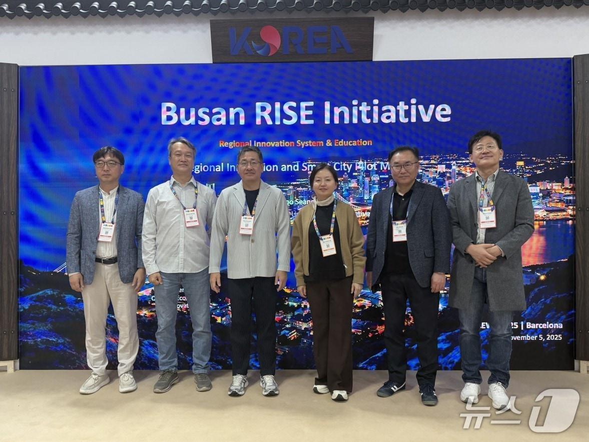 본문 이미지 - 지난달 4~6일 스페인 바르셀로나에서 열린 ‘스마트시티 엑스포 월드 콩그레스 2025(SCEWC 2025)’ 한국관 관계자들이 기념촬영을 하고 있는 모습 (해양대 제공. 재판매 및 DB금지)