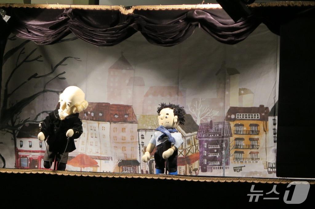 본문 이미지 - 25일 국립해양박물관에서 공연되는 '구두쇠 스크루지' 인형극 장면 (박물관 제공. 재판매 및 DB금지)