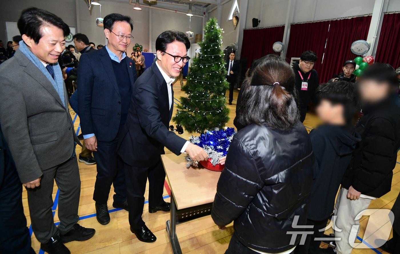 김민석 국무총리가 지난달 24일 충북 청주시 흥덕구 늘푸른아동원을 방문해 아이들과 인사를 나누는 모습.(충북사진공동취재단) 2025.12.24/뉴스1 ⓒ News1 김용빈 기자