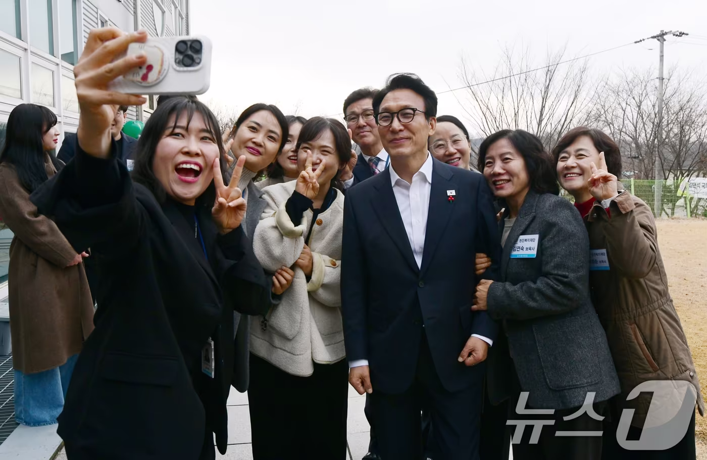 김민석 국무총리가 24일 충북 청주시 흥덕구 늘푸른아동원을 찾아 직원들과 기념촬영하고 있다. (충북사진공동취재단) 2025.12.24/뉴스1 ⓒ News1 김용빈 기자