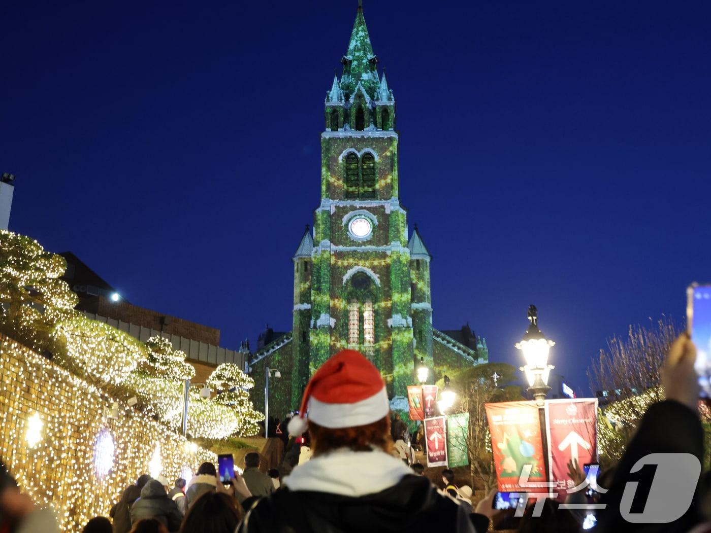 본문 이미지 - 크리스마스 이브인 24일 서울 중구 명동성당 외벽에 아기예수의 탄생을 축하하는 미디어파시드가 펼쳐지고 있다. 2025.12.24/뉴스1 ⓒ News1 황기선 기자