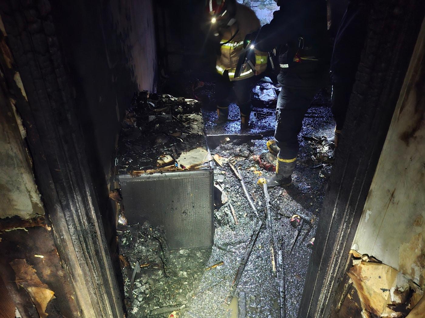 본문 이미지 - 24일 서울 송파구 방이동의 한 아파트에서 발생한 화재로 실내가 까맣게 소실된 모습.2025.12.24/(송파소방서 제공)