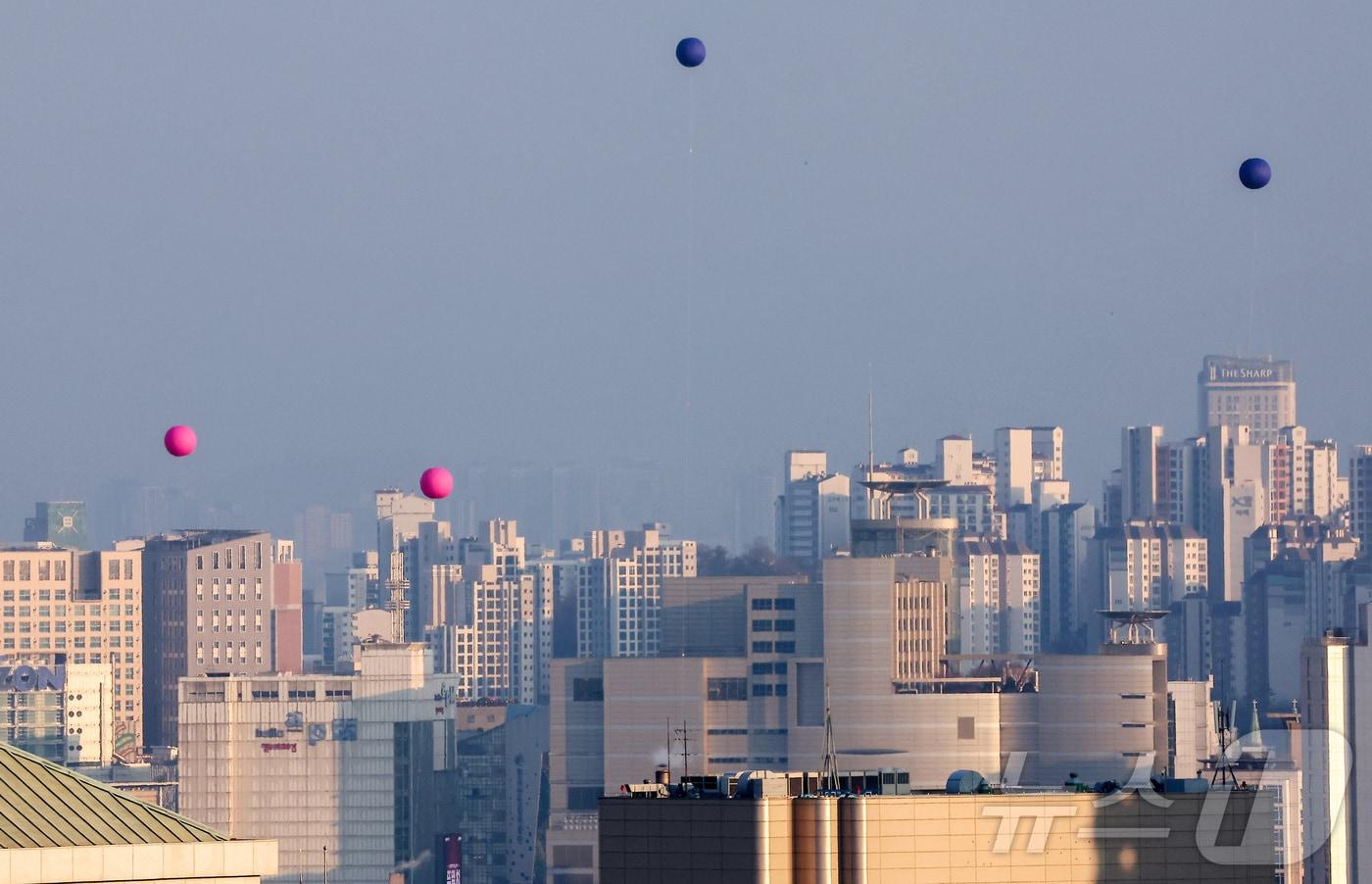 본문 이미지 - 24일 서울 도심 상공에 세운4지구 고도 측정을 위한 풍선이 띄워져 있다. 이 대형풍선은 종묘 앞 개발시 높이와 조망 시뮬레이션 위해 서울시에서 설치했다. 2025.12.24/뉴스1 ⓒ News1 김성진 기자