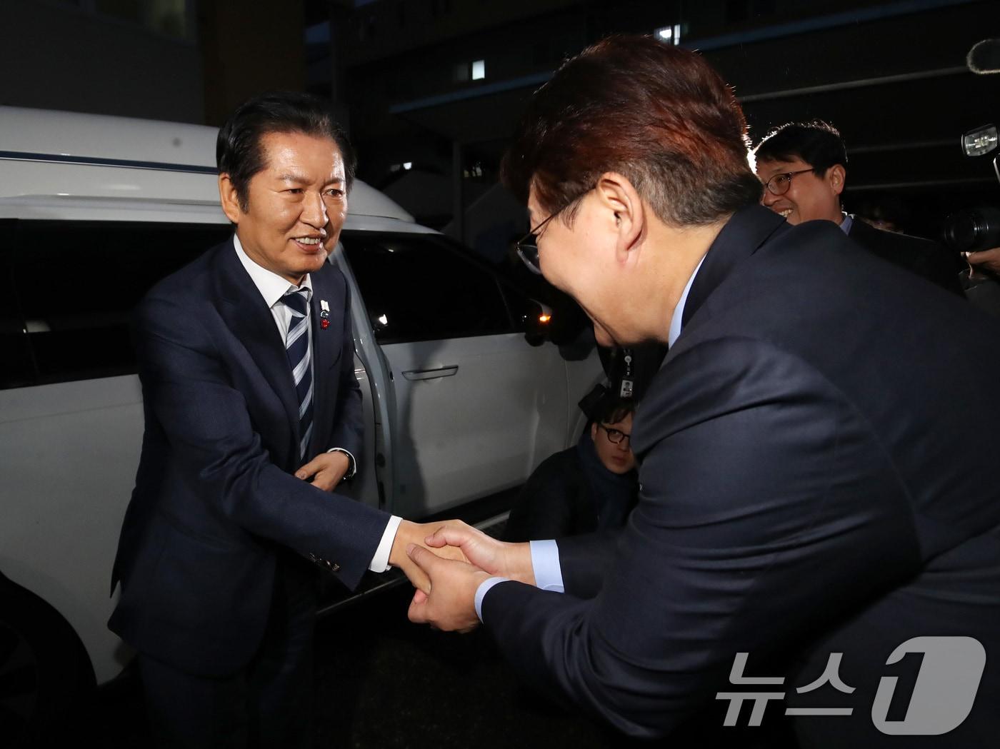 본문 이미지 - 정청래 더불어민주당 대표가 24일 오후 성탄절을 맞아 부산 동래구 아동복지시설인 새들원을 방문해 변성완 부산시당위원장과 악수하고 있다. 2025.12.24/뉴스1 ⓒ News1 윤일지 기자