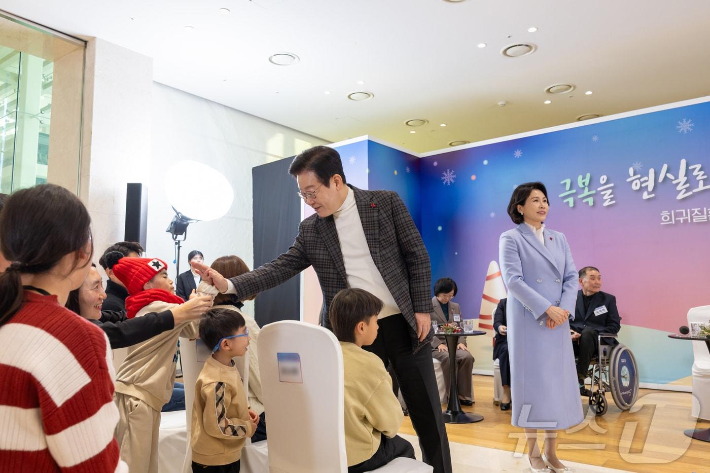 이재명 대통령이 24일 서울 서대문구 신촌세브란스 연세암병원 중입자치료센터에서 열린 희귀질환 환우·가족 간담회를 마친 후 어린이와 하이파이브를 하고 있다. (대통령실 제공. 재판매 및 DB 금지) 2025.12.24/뉴스1 ⓒ News1 이재명 기자