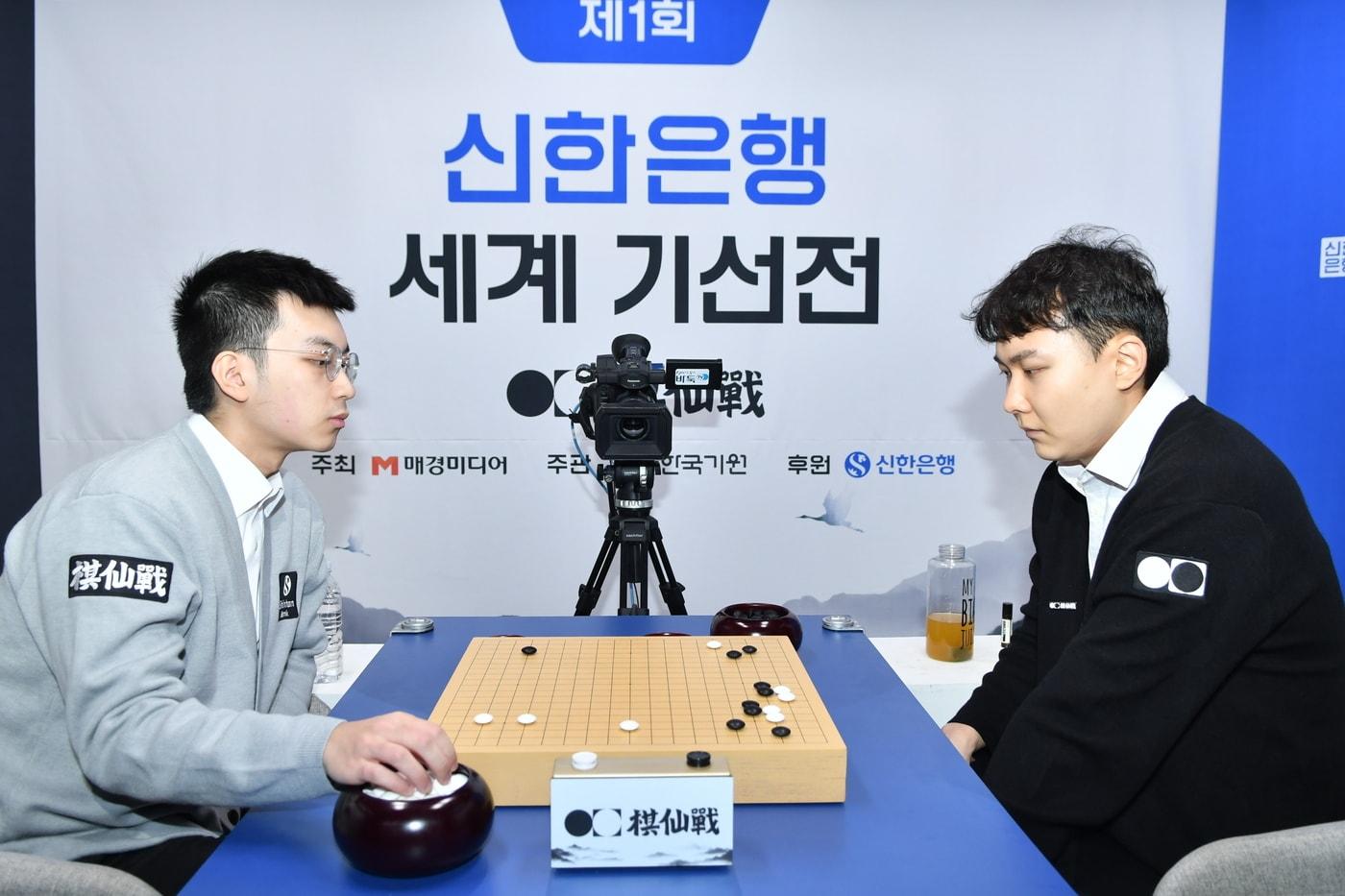 박정환 9단(오른쪽)이 제1회 신한은행 기선전 32강에서 대만의 쉬하오훙 9단을 잡고 16강에 올랐다. (한국기원 제공)