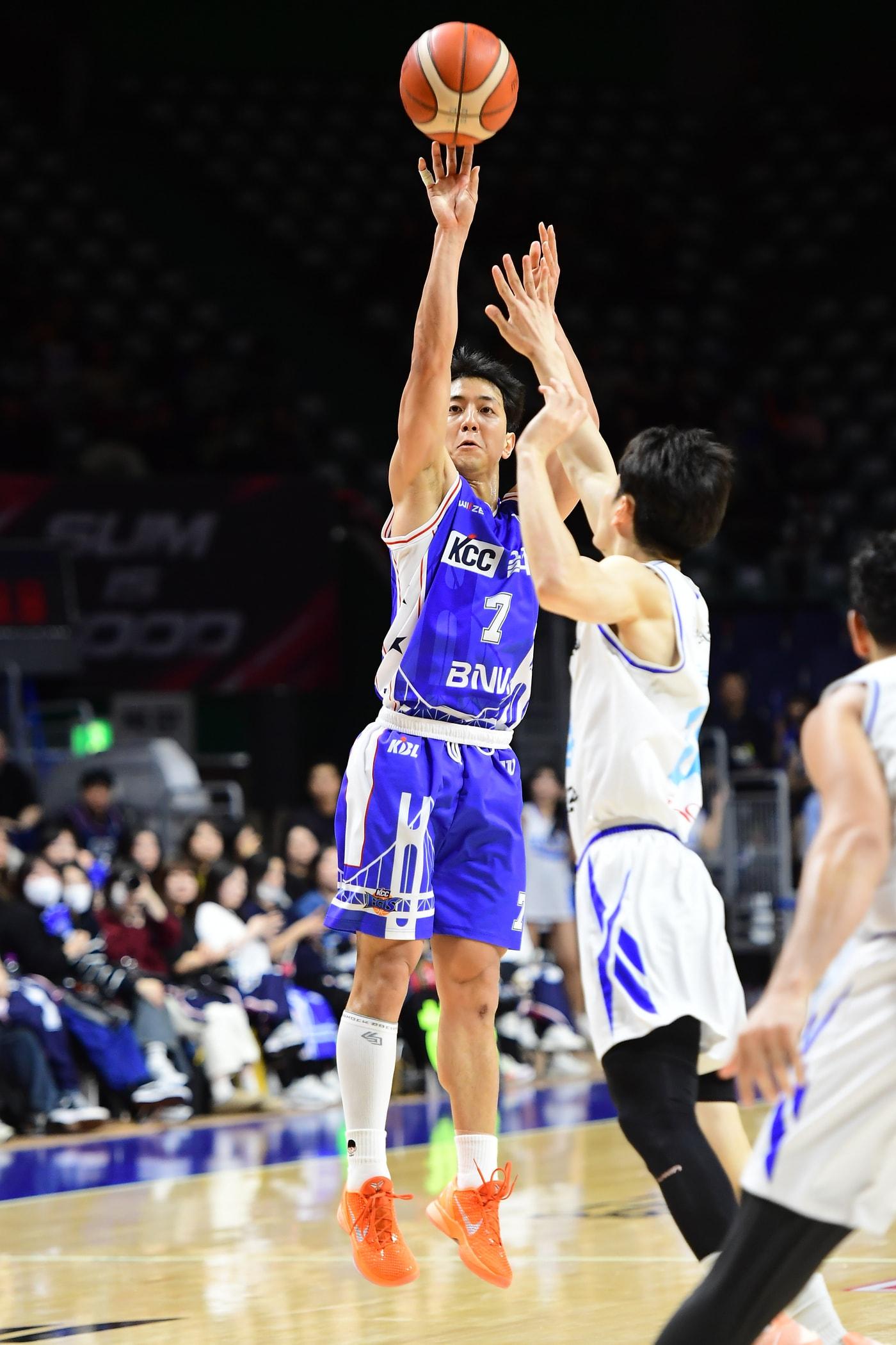 본문 이미지 - 부산 KCC의 허훈이 24일 열린 2025-26 프로농구 서울 삼성전에서 17점 13어시스트로 활약하며 팀의 7연승을 이끌었다. (KBL 제공)
